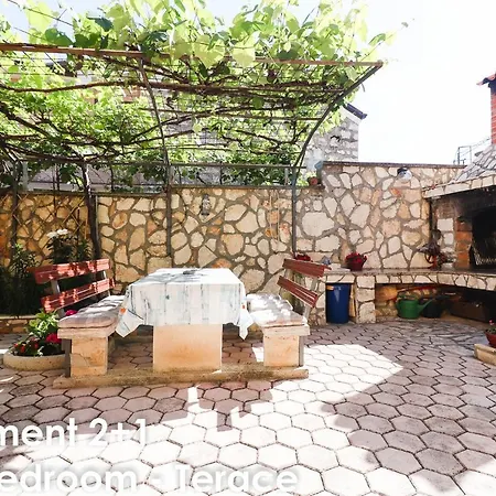 Relax - Big Terace & Grill * فيرسار
